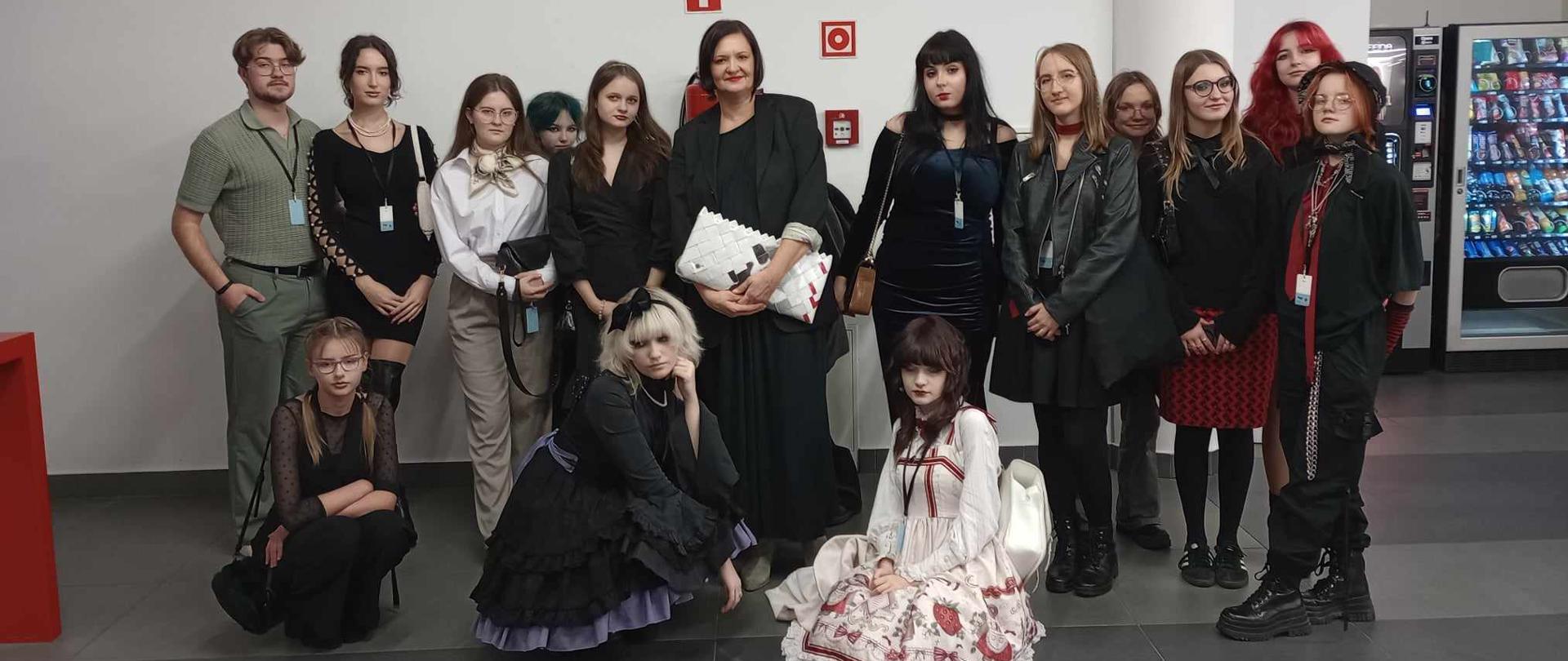 Na zdjęciu grupa uczniów PLSP wraz z opiekunem w gmachu Akademii Sztuk Pięknych w Łodzi