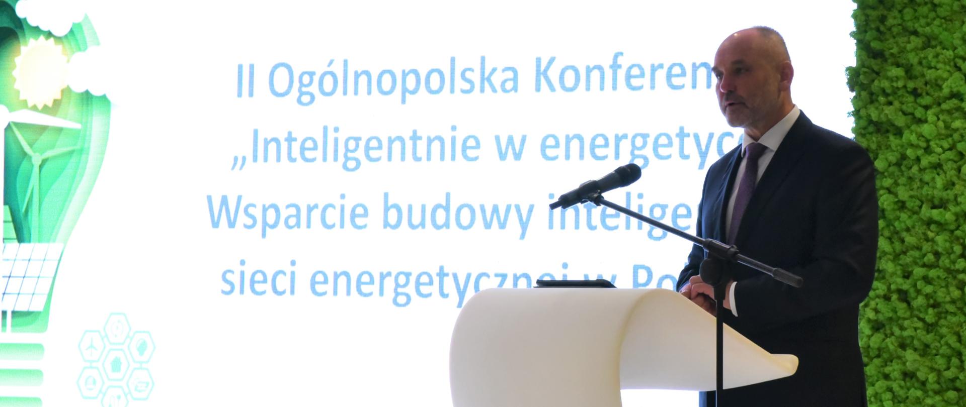 Wiceminister Piotr Dziadzio podczas konferencji "Inteligentnie w energetyce"