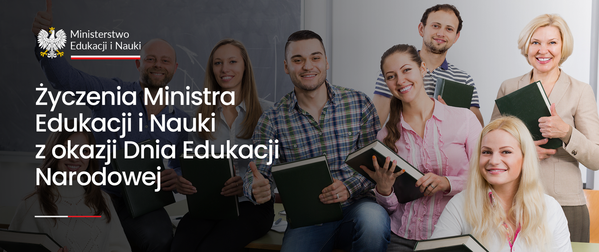 Po lewej stronie napis Życzenia ministra Przemysława Czarnka z okazji Dnia Edukacji Narodowej, po prawej grupa uśmiechnietych nauczycieli trzymających w ręku grube książki 