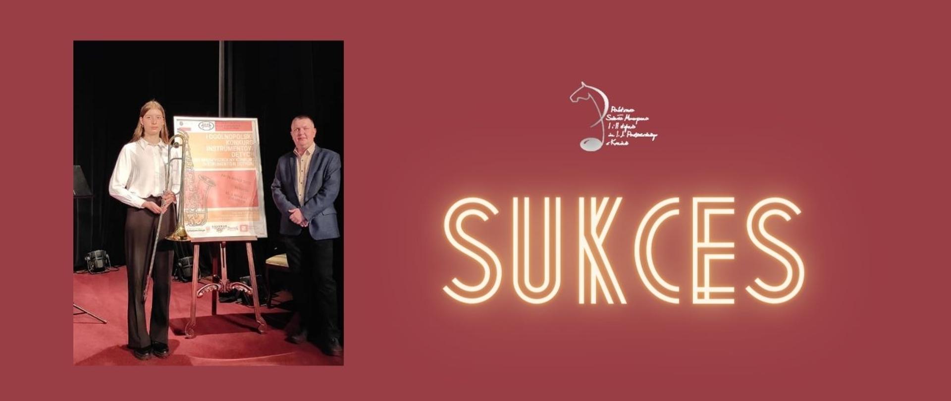 Laureatka z pedagogiem stoją obok plakatu konkursu. Dziewczynka trzyma puzon.