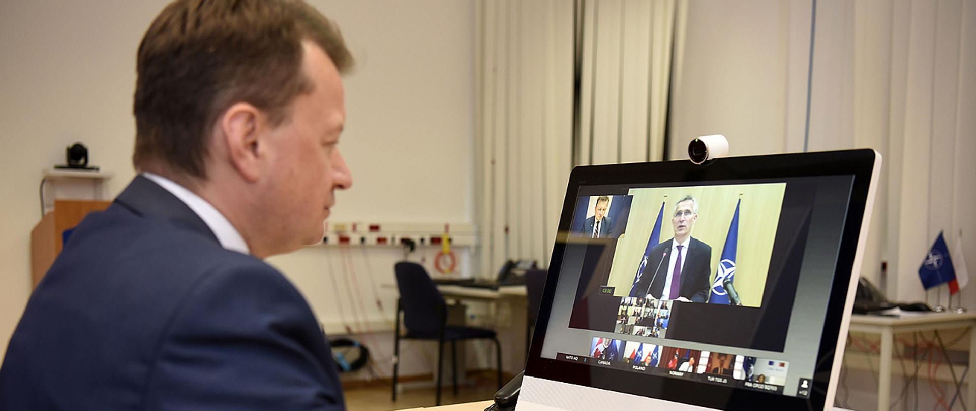 Minister Mariusz Błaszczak takes part in the North Atlantic Council teleconference. On the computer screen NATO Secretary General Jens Stoltenberg.