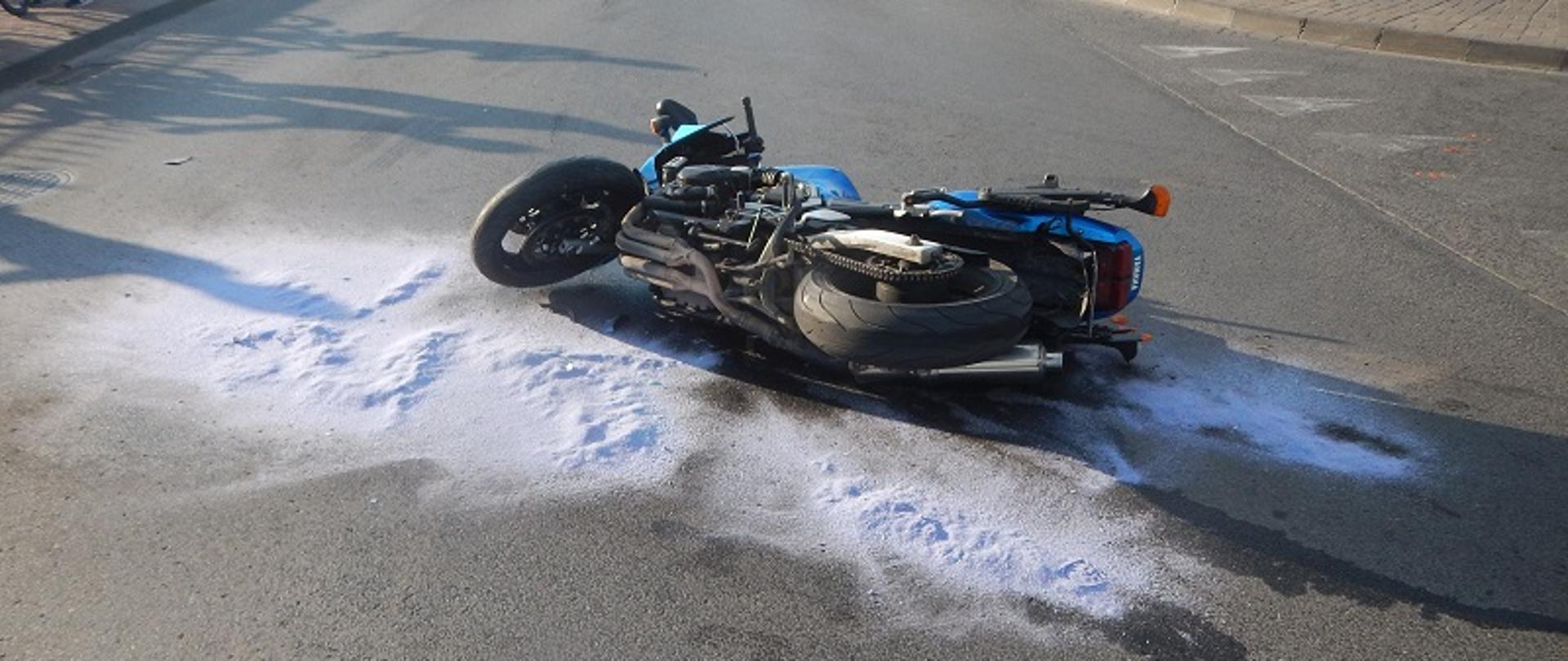 Zdjęcie przedstawia motocykl po wypadku drogowym