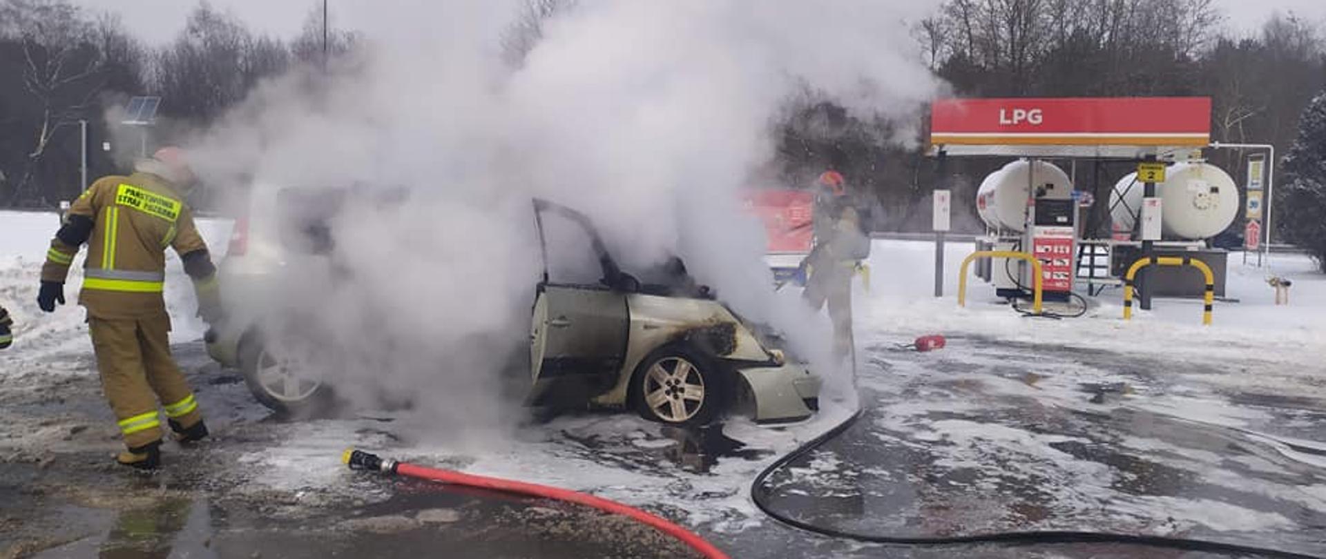 Pożar samochodu w miejscowości Gręzów.