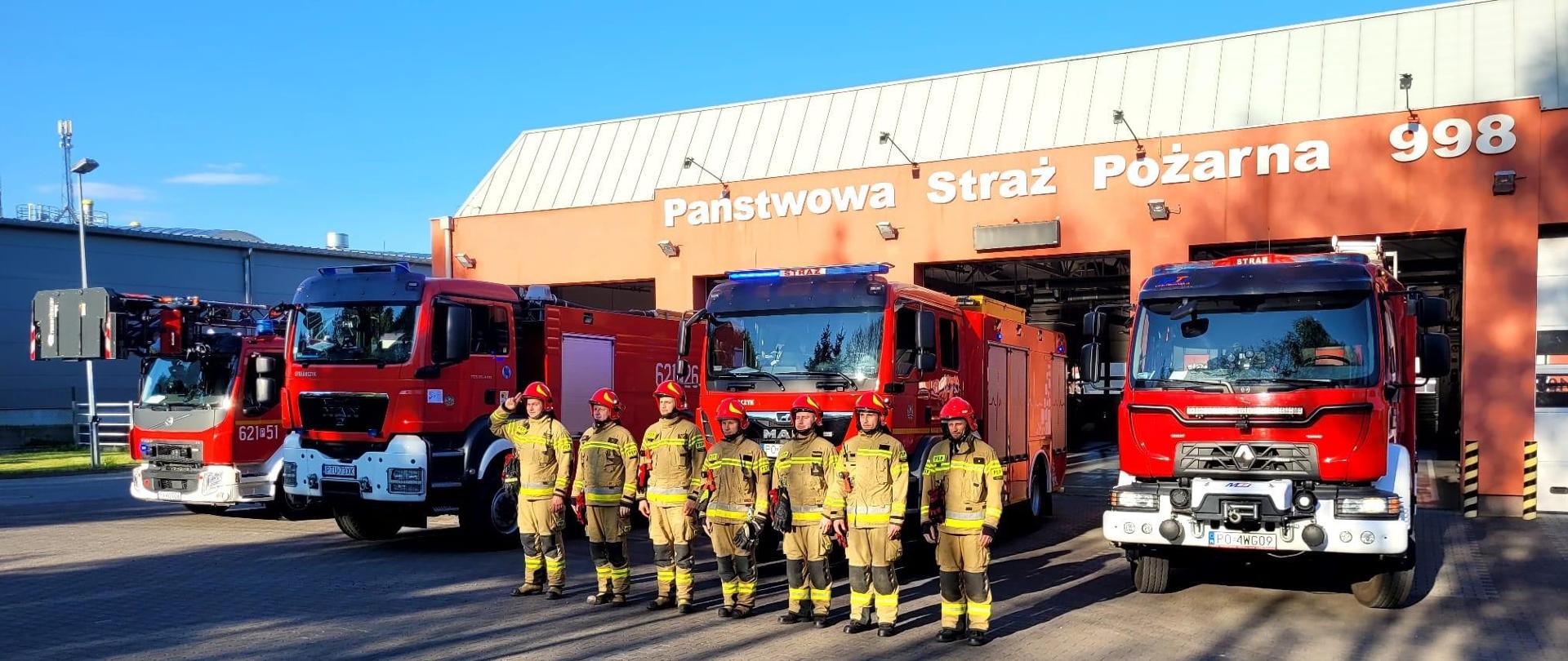 na zdjęciu funkcjonariusze PSP podczas oddawania hołdu