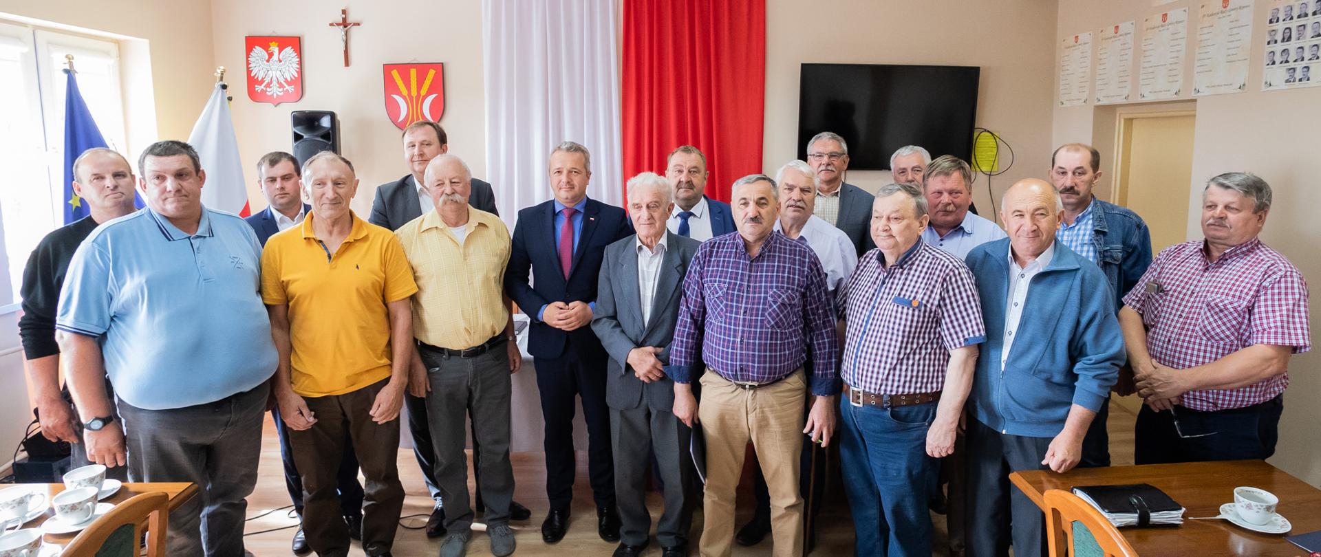 Wielu mężczyzn pozujących do zdjęcia