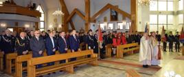 Na zdjęciu widoczni strażacy PSP i OSP w ubraniach galowych oraz zaproszeni goście w kościele na mszy świętej przed uroczystym apelem z okazji uroczystość włączenia OSP Rożnowice do KSRG
