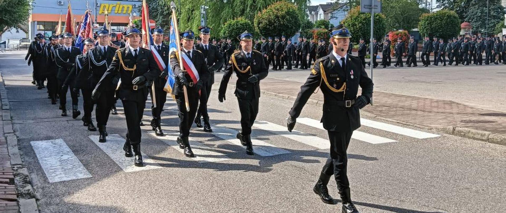Przemarsz sztandarów i pododdziału na mszę do kościoła
