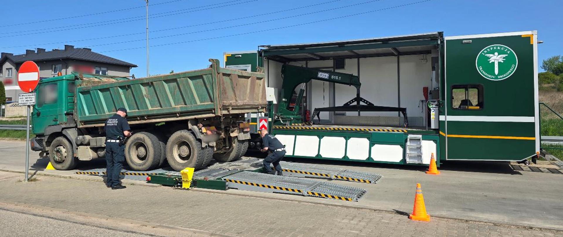 Szczegółowe kontrole stanu technicznego ciężarówek w Radomiu