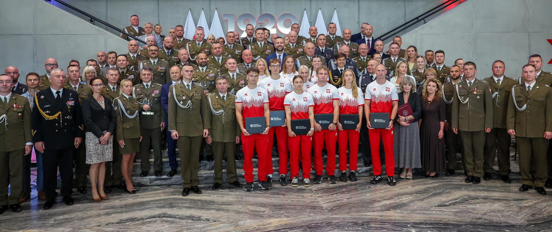 13 sierpnia 2026 r. w Muzeum Bitwy Warszawskiej 1920 roku w Ossowie wicepremier - minister obrony narodowej Władysław Kosiniak-Kamysz wziął udział w uroczystości wręczenia medali i wyróżnień żołnierzom oraz pracownikom Sił Zbrojnych RP z okazji Święta Wojska Polskiego. Fot. Krzysztof Gumul/WCEO
