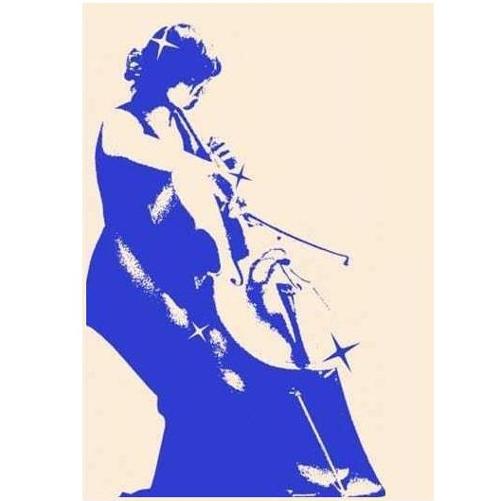 Grafika kolorowa. Wizerunek wiolonczelistki grającej na instrumencie. Niebieska grafika na beżowym tle.
