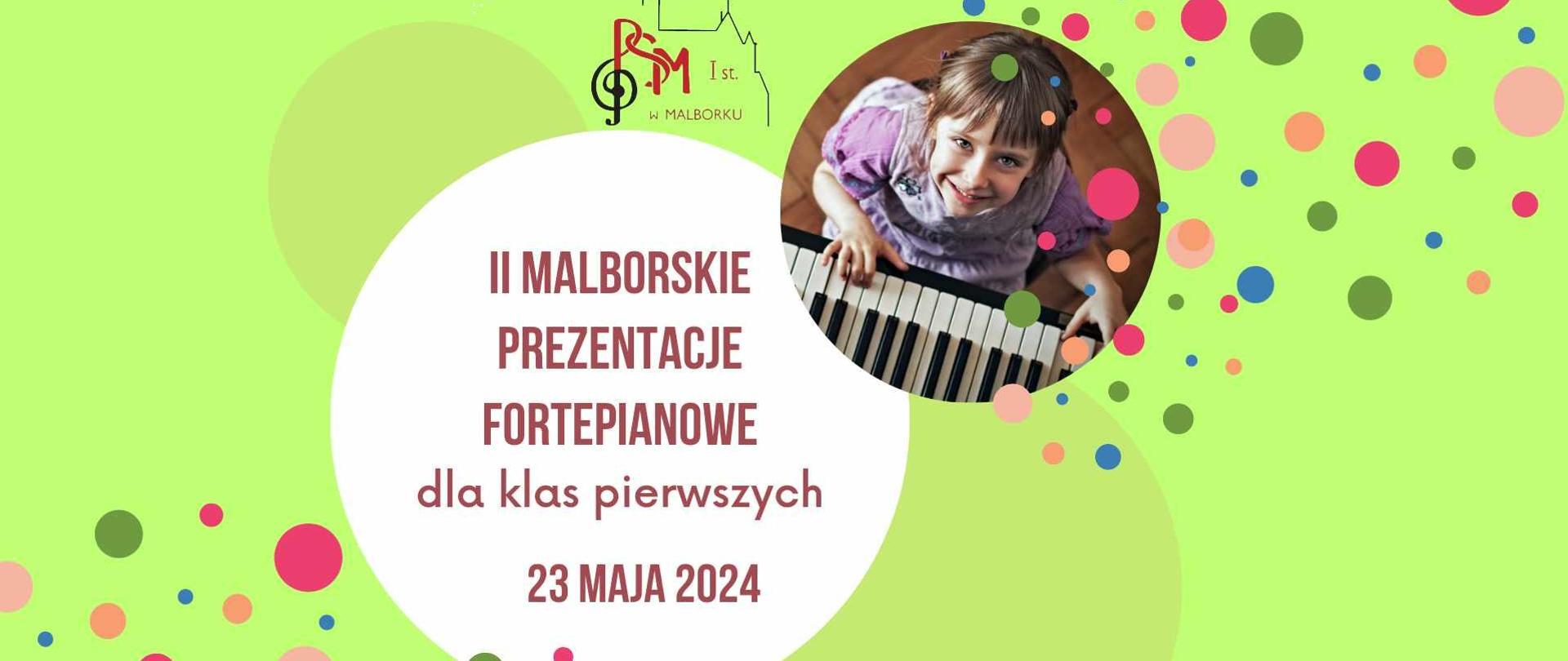 Na jasnozielonym tle widnieje zdjęcie uśmiechniętej dziewczynki przy fortepianie- ujęcie zrobione z góry- oraz nazwa konkursu i data, logo szkoły i kolorowe kropki