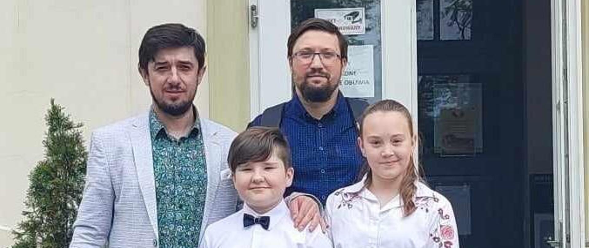 uczniowie klasy waltorni wraz z nauczycielem i akompaniatorem przed wejściem do szkoły muzycznej w Niwiskach po zakończeniu konkursu