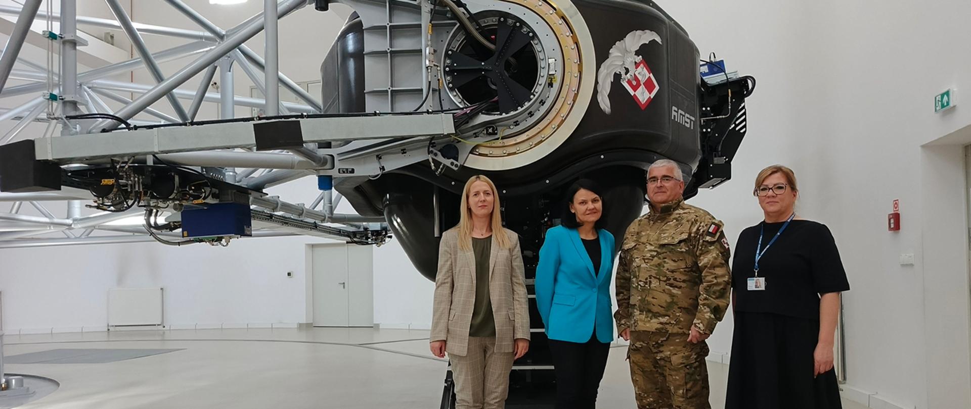 zdjęcie z wizyty wiceminister zdrowia Katarzyny Kacperczyk w Wojskowym Instytucie Medycyny Lotniczej