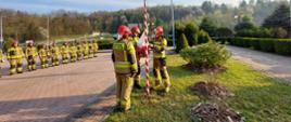 Zdjęcie przedstawia uroczysty apel z okazji Święta Flagi. 
