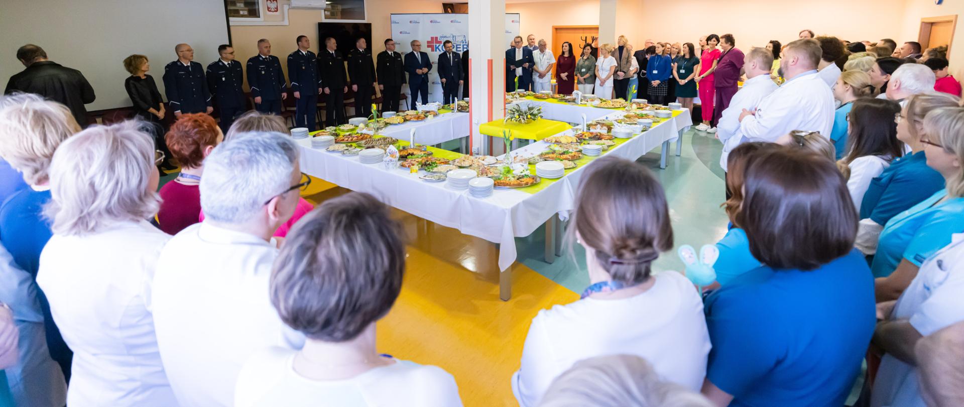 Uczestnicy spotkania z okazji nadchodzących Świąt Wielkiej Nocy w Wojewódzkim Wielospecjalistycznym Centrum Onkologii i Traumatologii im. Mikołaja Kopernika w Łodzi. 