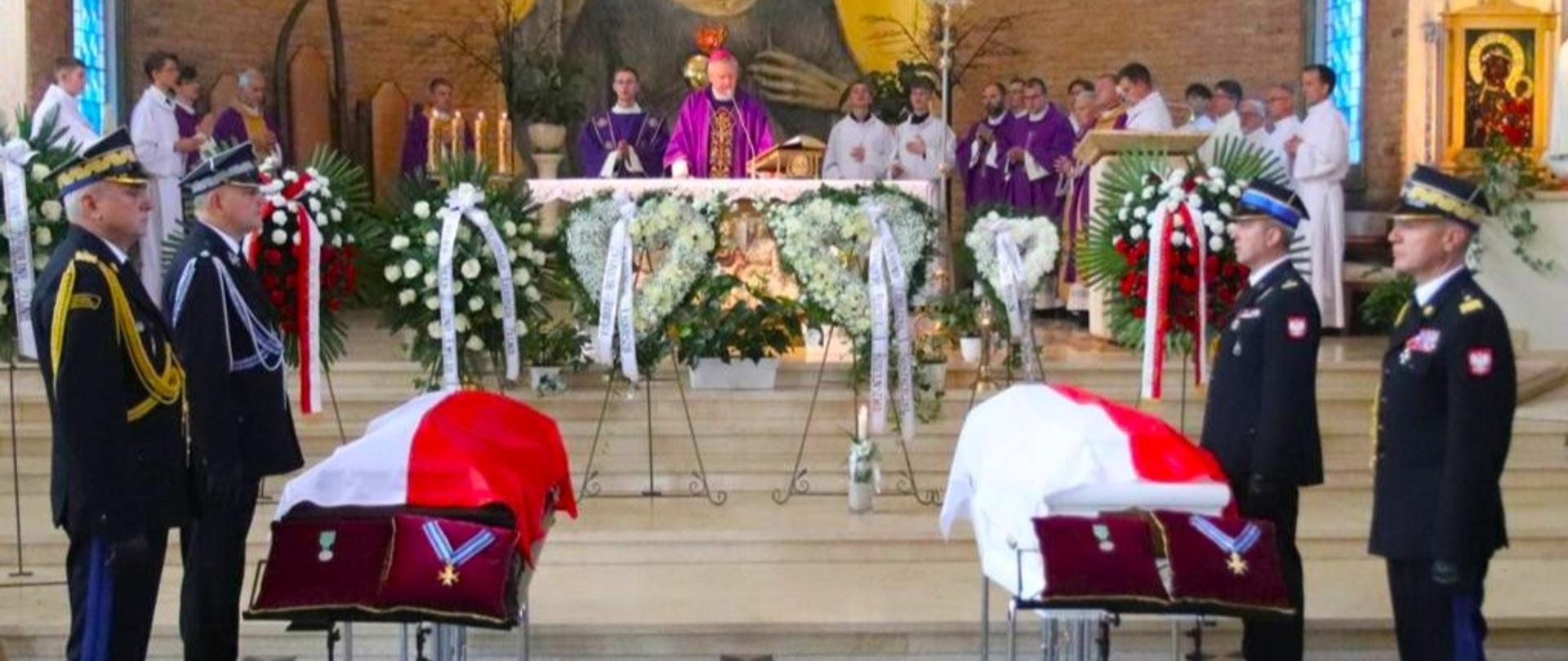 Posterunek honorowy w składzie: komendant główny PSP gen. brygadier Andrzej Bartkowiak, prezes Zarządu Głównego ZOSP RP druh Waldemar Pawlak, pomorski komendant wojewódzki PSP nadbryg. Piotr Socha oraz komendant powiatowy PSP w Kartuzach mł. bryg. Paweł Gil