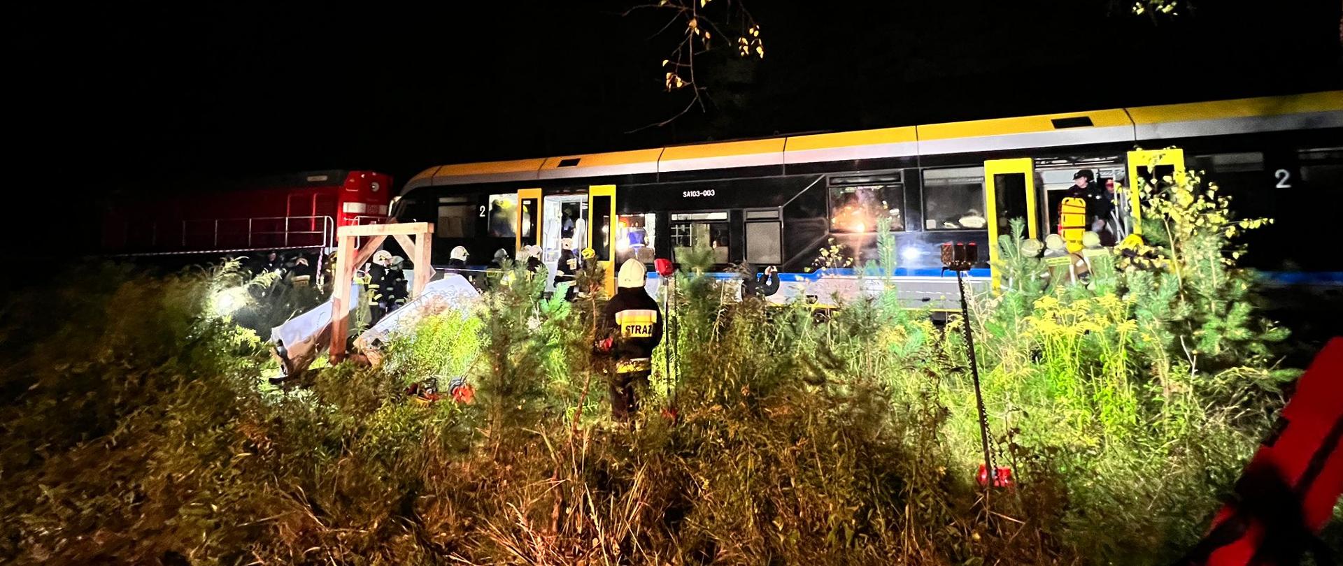 Nocne ćwiczenia ratownicze w transporcie kolejowym na terenie powiatu kędzierzyńsko-kozielskiego.
