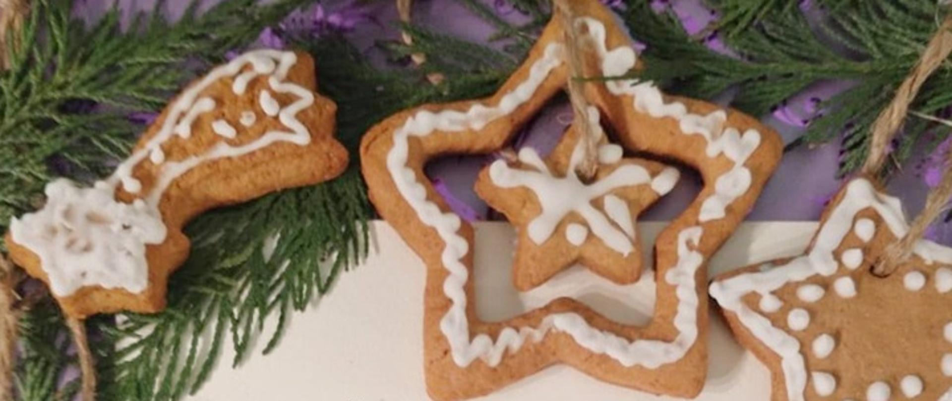 W górnym prawym rogu znajduje się napis WESOŁYCH ŚWIĄT, na środku kremowej kartki widnieje tekst życzeń: „Niech czas Świąt Bożego Narodzenia będzie pełen atmosfery radości, wytchnienia i zatrzymania od codziennego pędu. Niech w nadchodzącym Nowym 2021 Roku szczęście i pomyślność nigdy nie opuszczą, a wiara codziennie dodaje sił i energii do tworzenia i realizacji nowych pomysłów”. Ze strażackim pozdrowieniem Komendant Powiatowy bryg. mgr. inż. Andrzej Wysocki wraz z funkcjonariuszami i pracownikami cywilnymi KP PSP w Wołominie. Całość udekorowana jest zielonymi gałązkami świerkowymi na których zawieszone są na sznurkach jutowych ciasteczka piernikowe ozdobione białym lukrem – serduszko, gwiazda betlejemska, dwie gwiazdki oraz aniołek, tło kartki jest w kolorze fioletowym. 