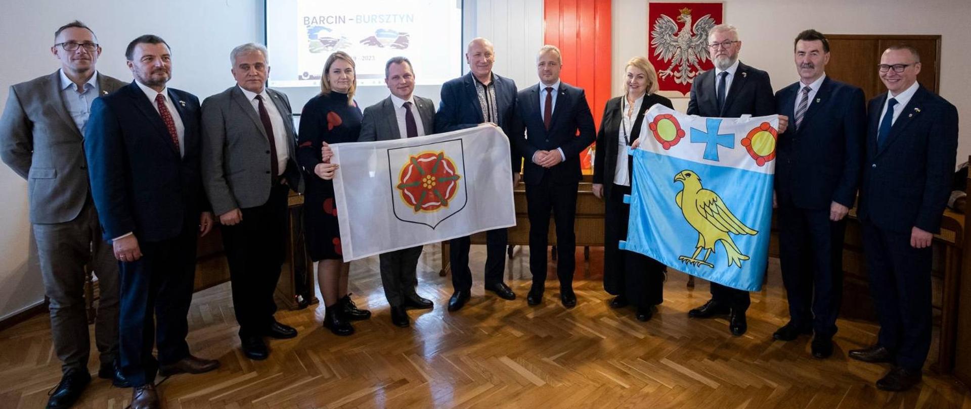 
Grupa ludzi w sali konferencyjnej
