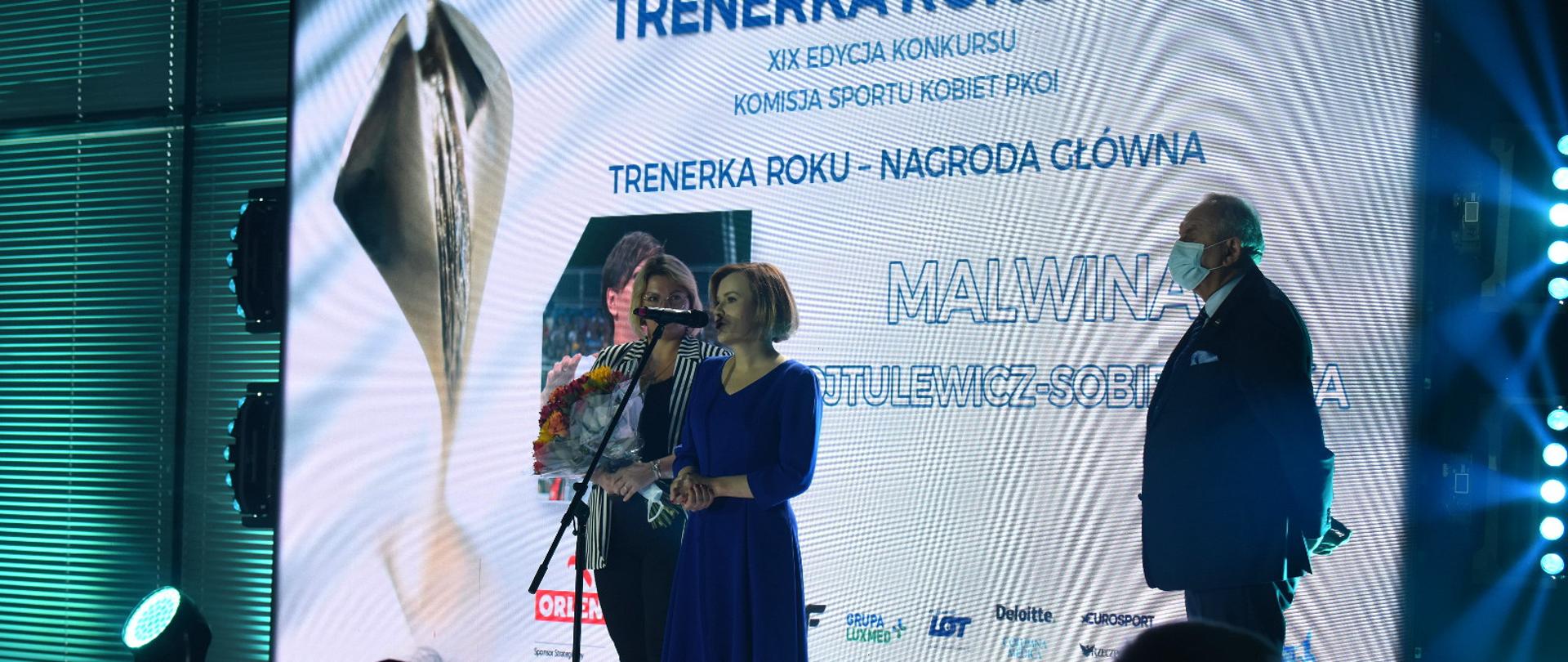 Sekretarz Stanu podczas wręczenia nagrody głównej Malwinie Wojtulewicz-Sobierajskiej - "Trenerce roku".