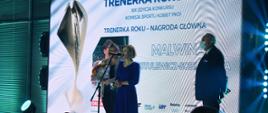 Sekretarz Stanu podczas wręczenia nagrody głównej Malwinie Wojtulewicz-Sobierajskiej - "Trenerce roku".
