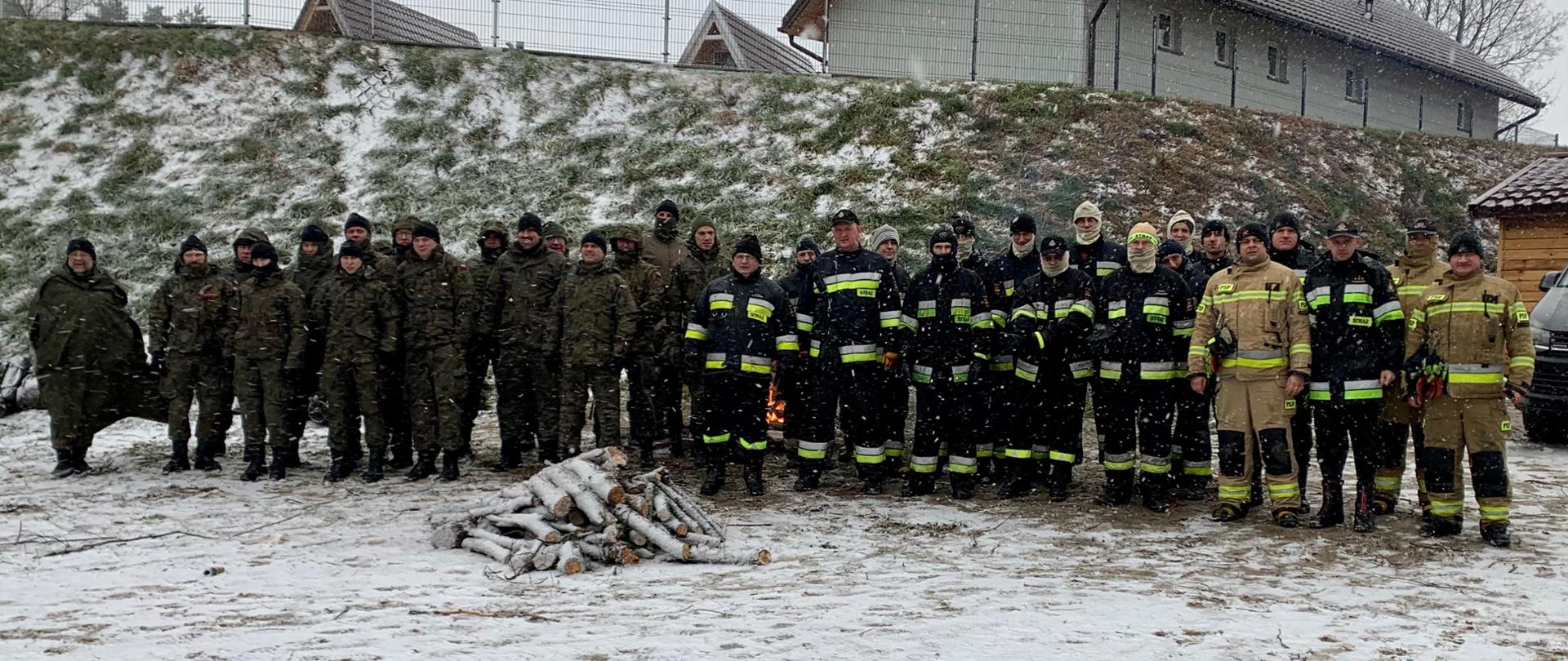 Zdjęcie zbiorowe uczestników szkolenia. Od lewej strony znajduje się 16 żołnierzy WOT następnie stoi 18 strażaków. 