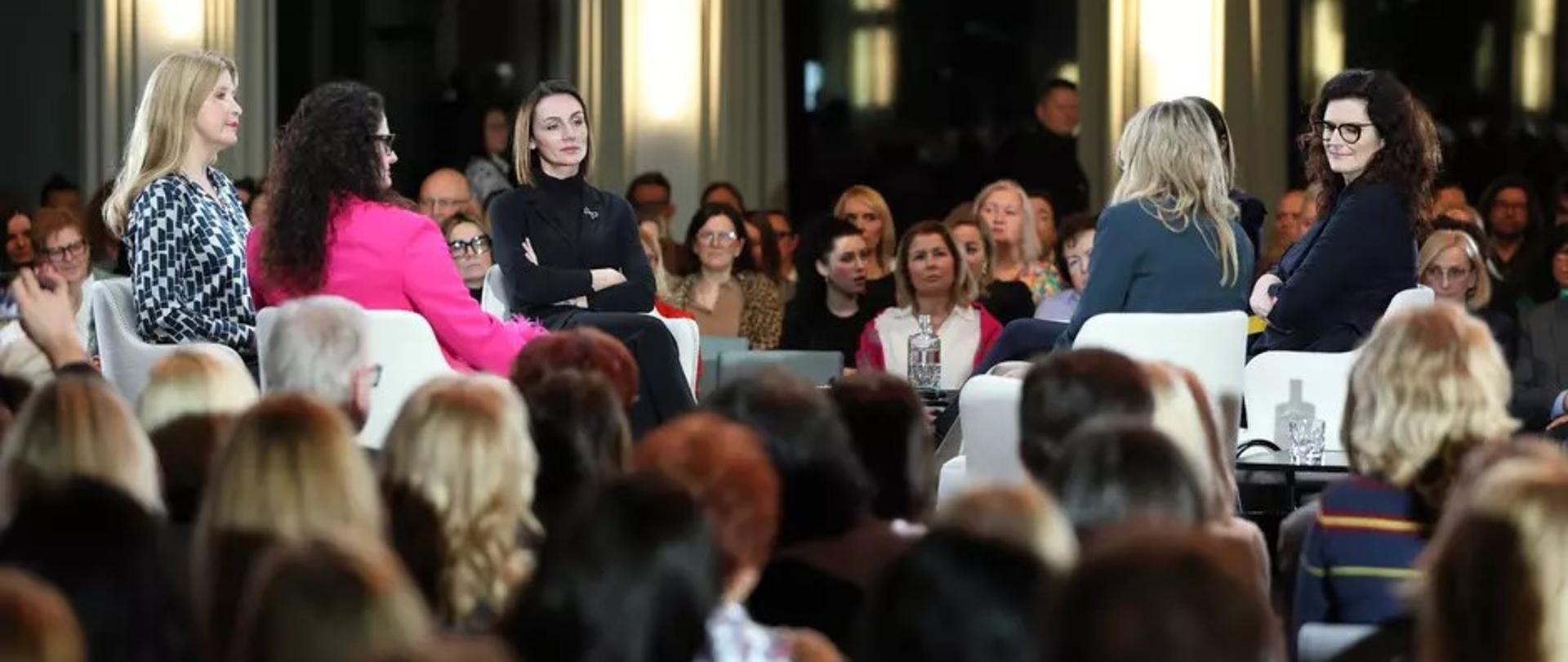 sala, kilkadziesiąt osób, sześć kobiet dyskutuje