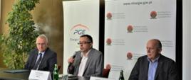 Wiceprezes NFOŚiGW Artur Michalski podczas podpisywania umowy z PGE EC