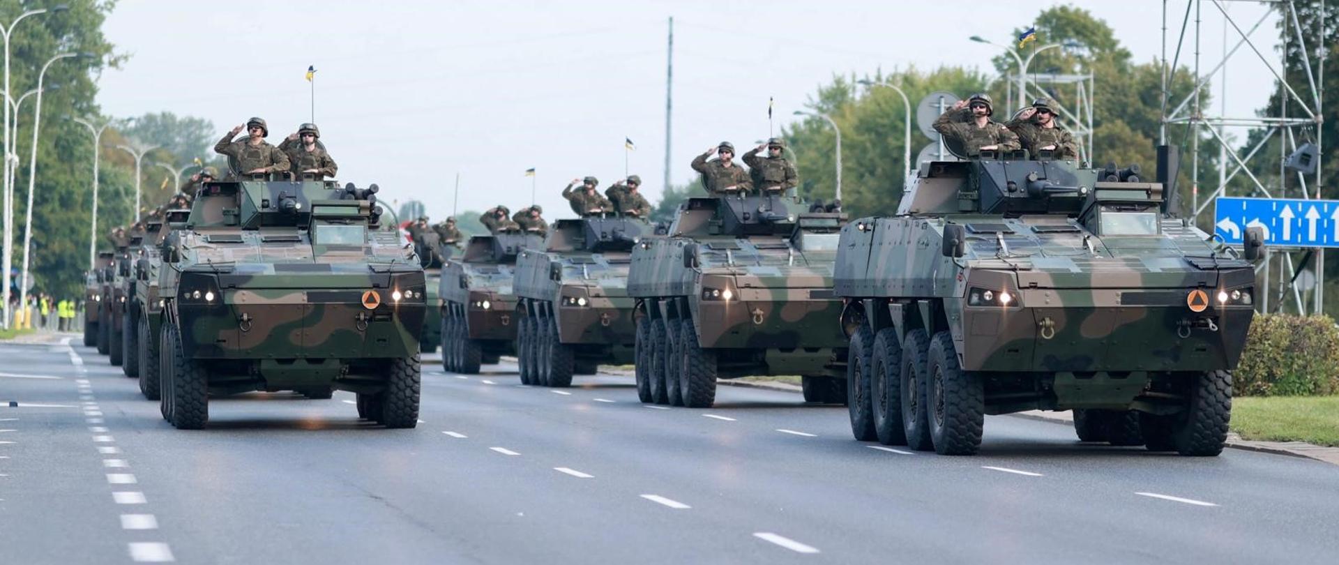 W niedzielę, 10 sierpnia br. w Warszawie, Władysław Kosiniak-Kamysz wicepremier, minister obrony narodowej wraz z Szefem Sztabu Generalnego WP oraz dowódcami obserwował próbę generalną do defilady „Dziękujemy za Waszą służbę” z okazji Święta Wojska Polskiego.