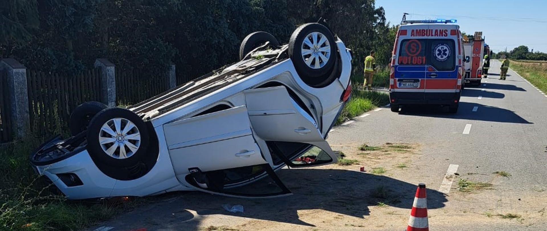 Zdjęcie przedstawia samochód po wypadku drogowym. 