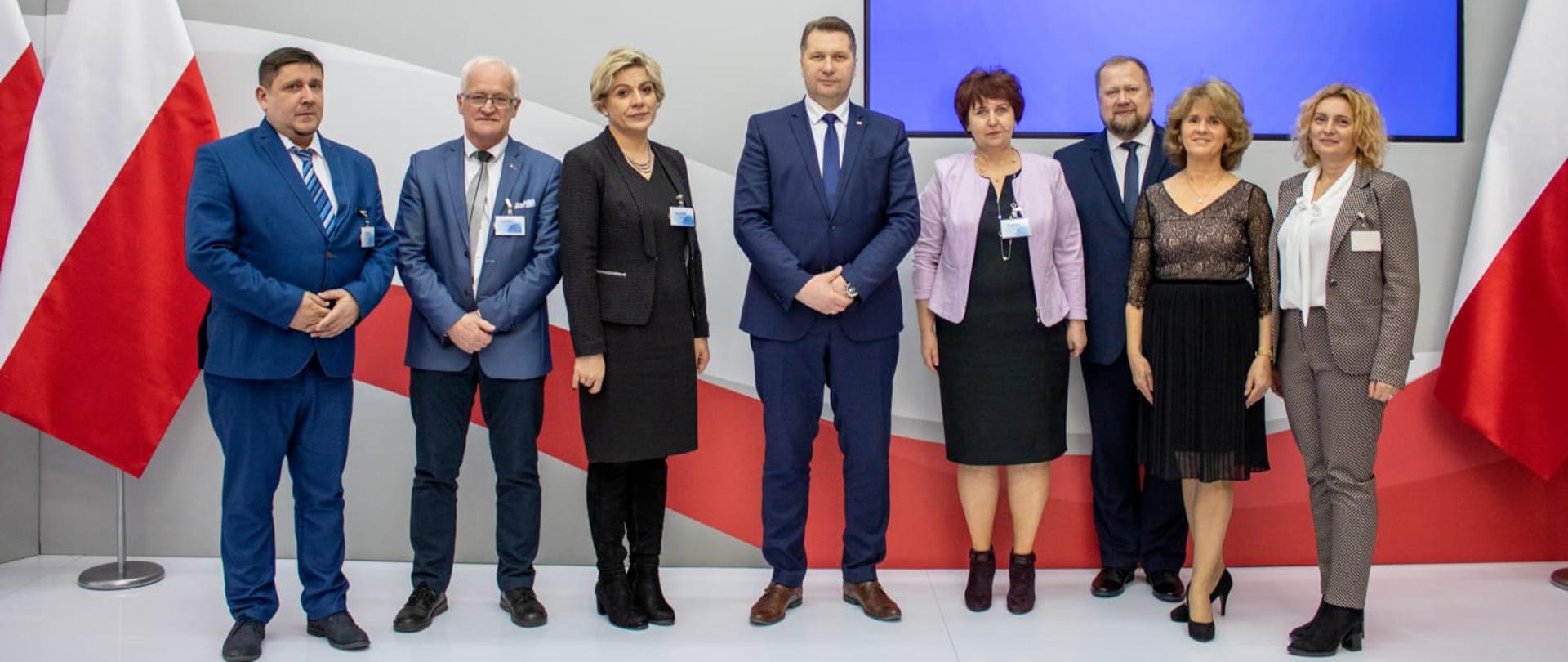 Spotkanie z dyrektorami szkół im. Marii i Lecha Kaczyńskich, zdjęcie zbiorowe dyrektorów z ministrem Przemysławem Czarnkiem.