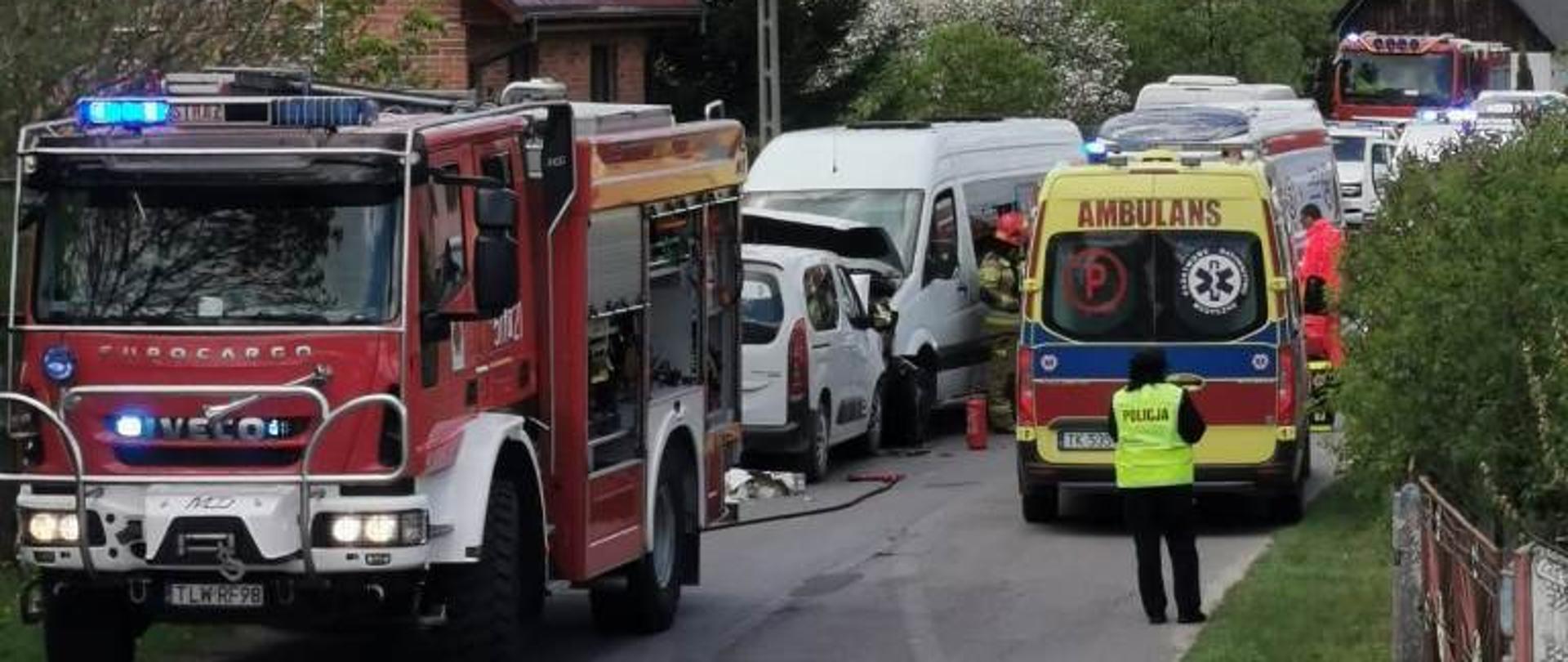 Droga powiatowa, na zdjęciu znajdują się dwa pojazdy po zderzeniu czołowym.