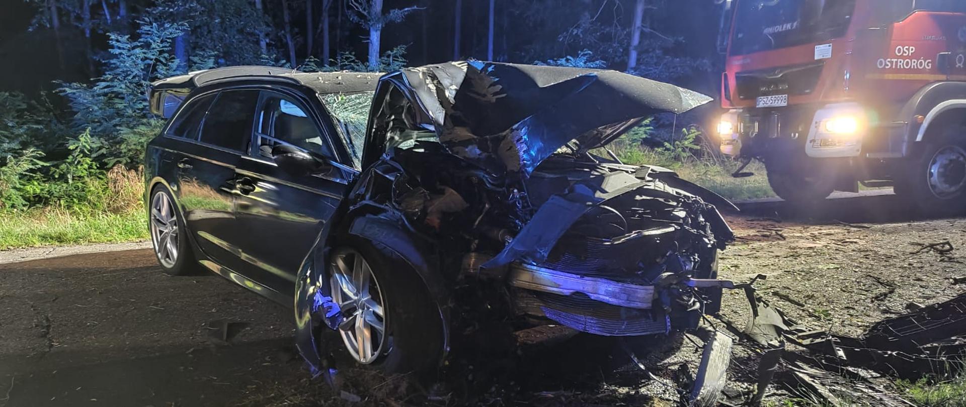 Samochód z uszkodzonym przodem jest na drodze