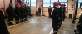 Zdjęcie przedstawia przekazanie obowiązków dowódcy Jednostki Ratowniczo-Gaśniczej