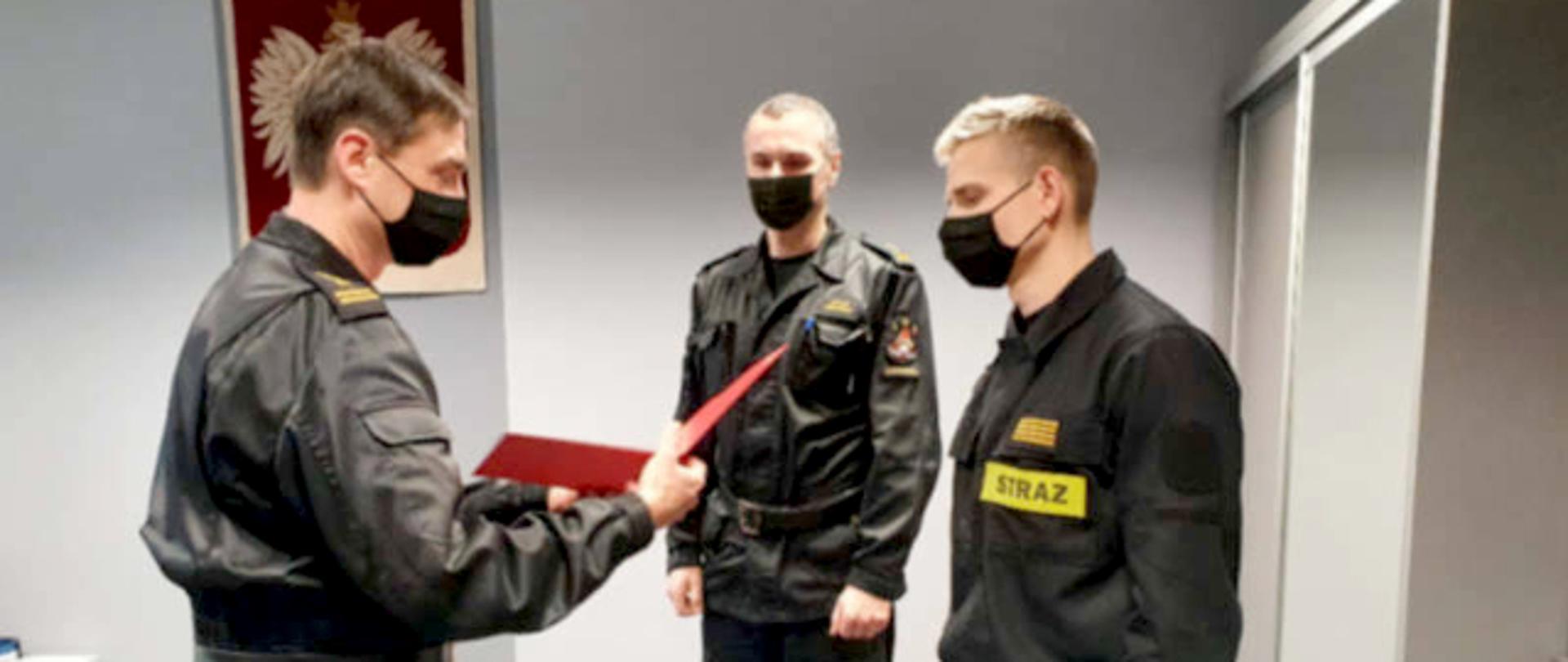 Zdjęcie przedstawia Komendanta Miejskiego PSP wręczającego Dyplom Podlaskiego Komendanta Wojewódzkiego PSP