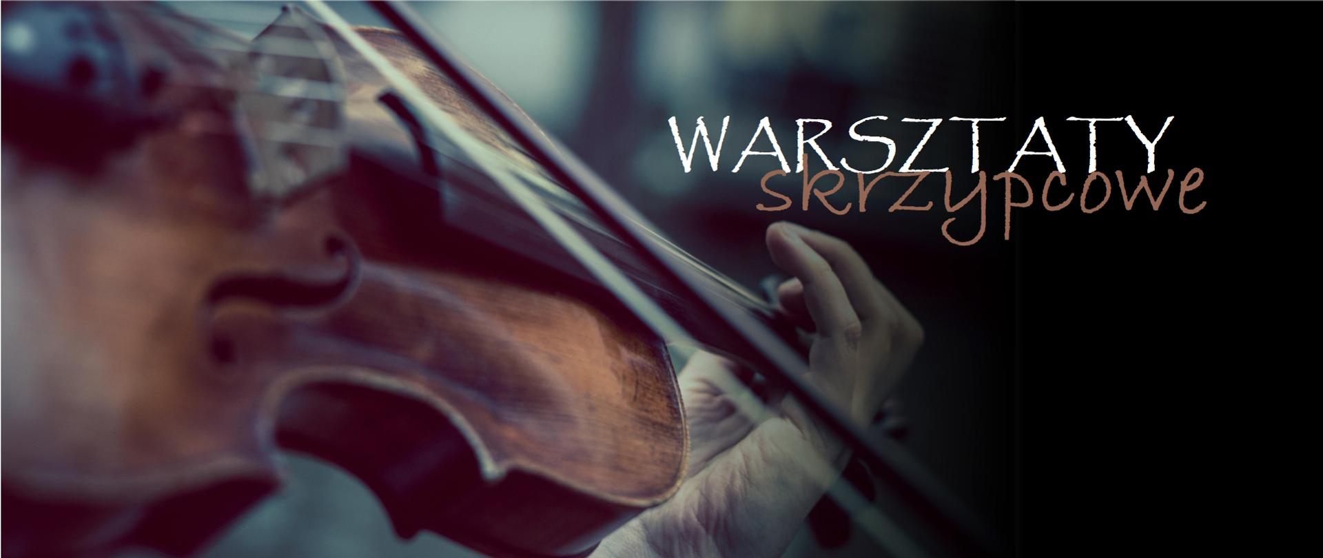 grafika na rozmytym tle skrzypce, smyczek i dłoń grająca na skrzypcach oraz napis biały WARSZTATY i napis brązowy skrzypcowe
