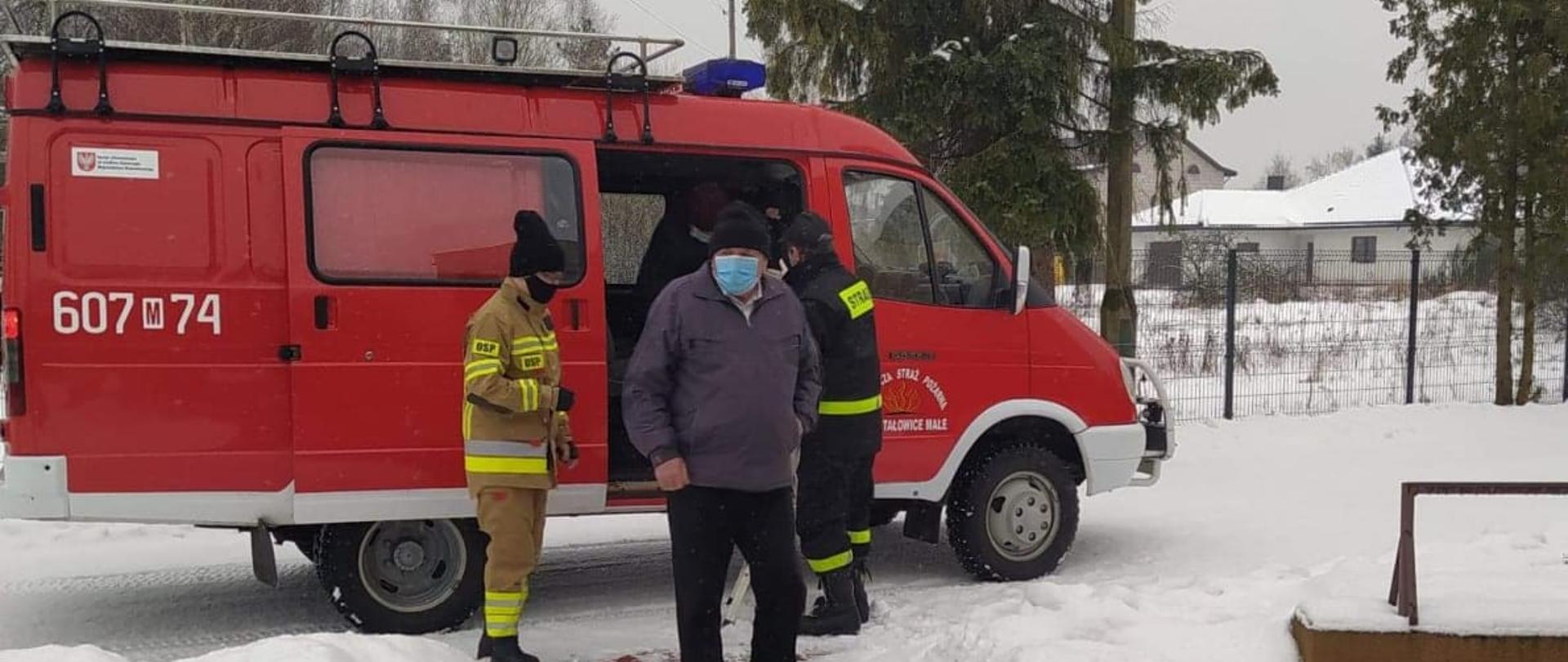 OSP Przystałowice Małe podczas transportu seniorów do punktu szczepień