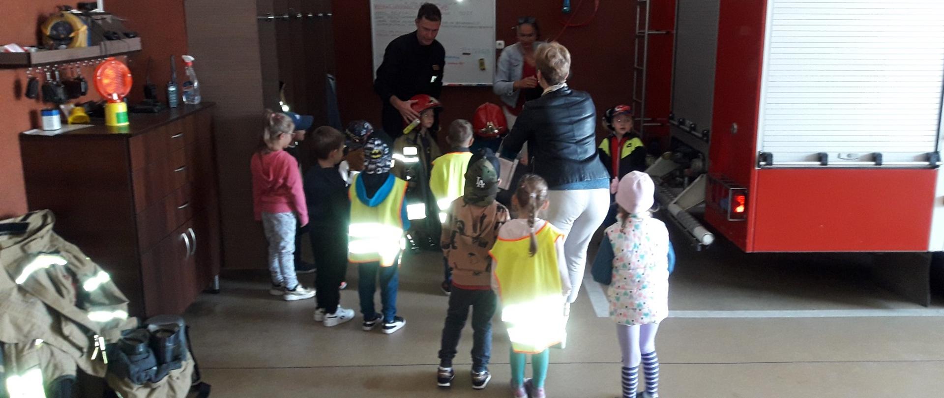 Wizyta przedszkolaków w KP PSP w Mońkach