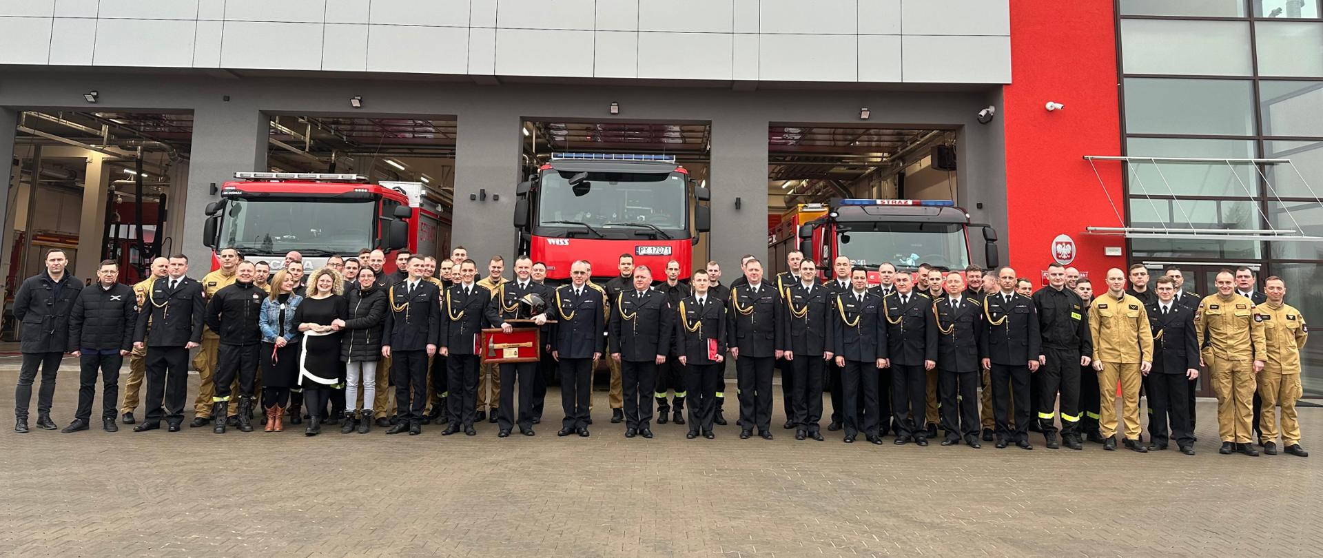 Wspólne zdjęcie pracowników KP PSP