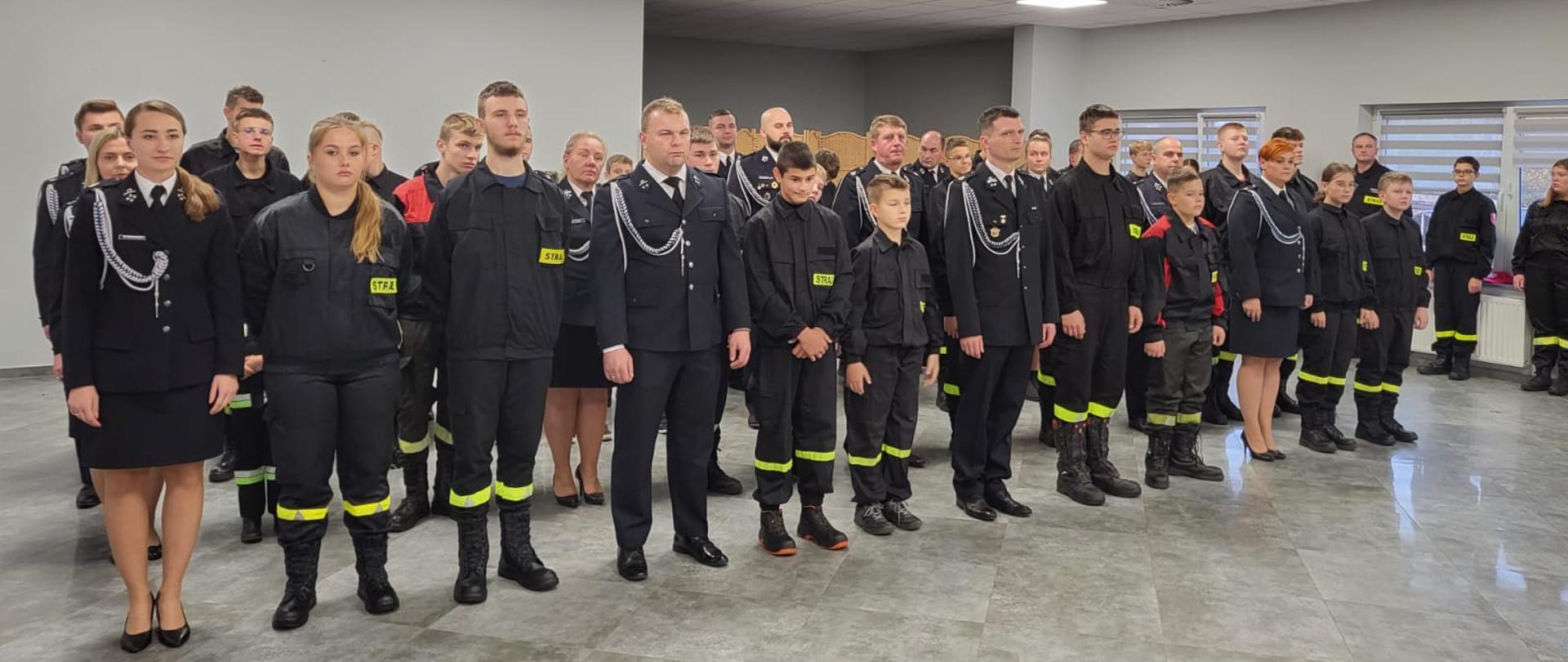 przedstawiciele jednostek ochotniczych straży pożarnych odbierających promesy