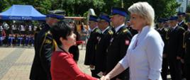 Na zdjęciu Posłanka Na Sejm RP dr. Joanna Borowiak gratulująca otrzymanego Brązowego medalu za Zasługi Dla Pożarnictwa druhnie Joannie Marchlewskiej