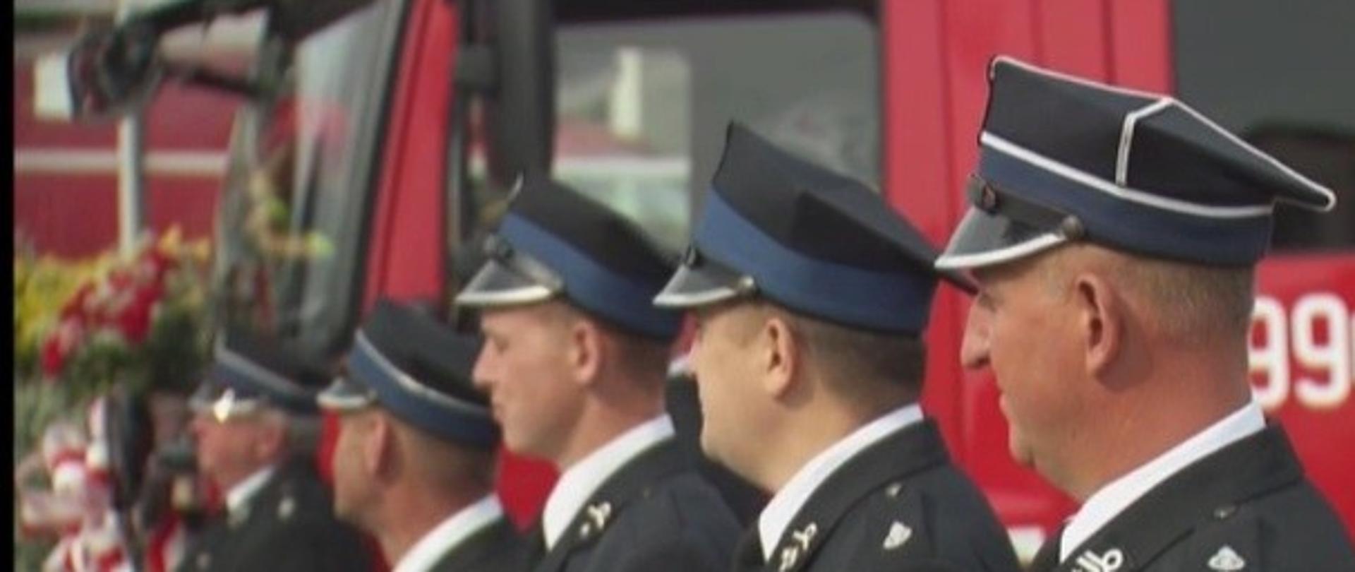 Zdjęcie przedstawia strażaków OSP podczas uroczystości przekazania nowych pojazdów w ramach pierwszej edycji programu Bezpieczny Strażak 1