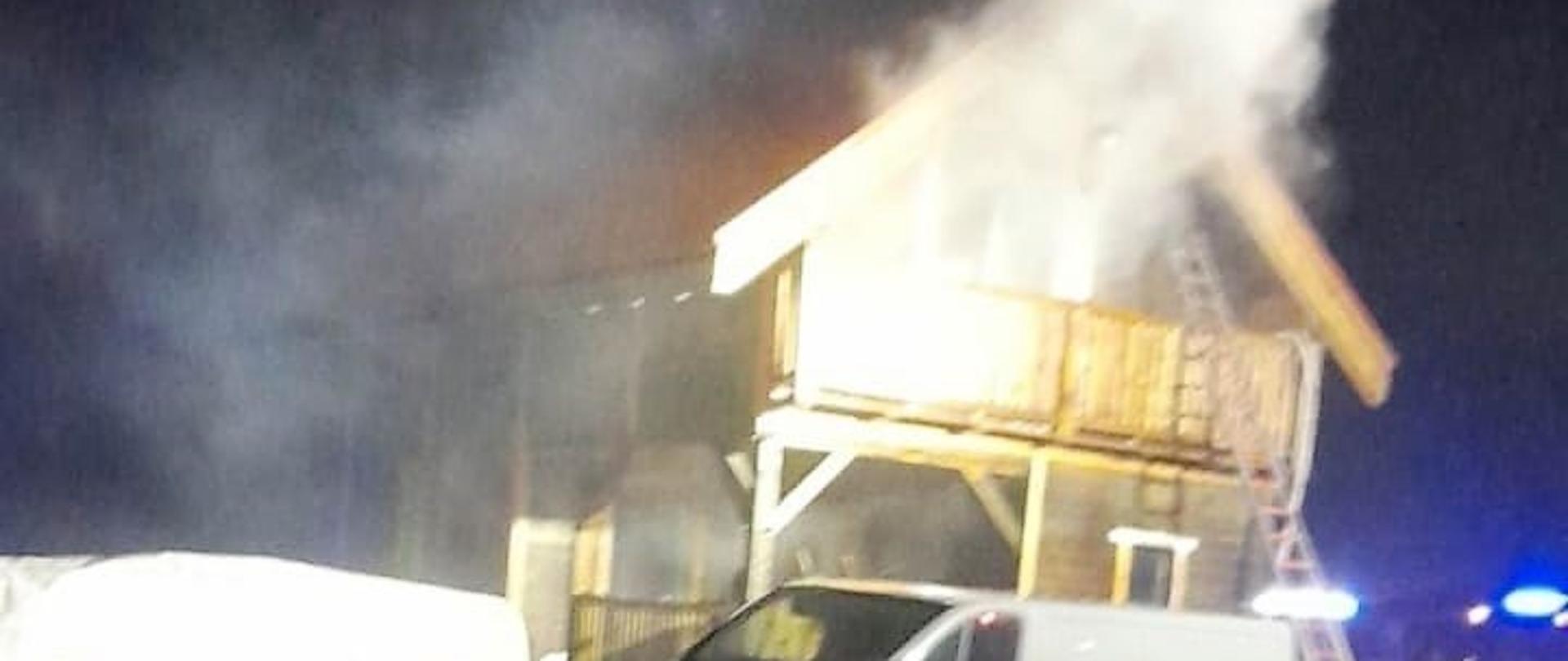 30 kwietnia bieżącego roku około godz. 02:20 doszło do pożaru budynku letniskowego w miejscowości Kobylaki-Czarzaste gm. Jednorożec.
W chwili przyjazdu straży pożarnej zastano pożar rozwinięty na poddaszu drewnianego budynku letniskowego. Mieszkaniec samodzielnie opuścił dom i zaalarmował służby ratunkowe.
Strażacy po dokonaniu rozpoznania, zabezpieczeniu miejsca zdarzenia i odłączeniu zasilania elektrycznego w obiekcie przystąpili do gaszenia pożaru.
Działania prowadzono wewnątrz budynku i na zewnątrz podając prądy gaśnicze wody w natarciu do pomieszczeń na poddaszu. Po stłumieniu ognia przystąpiono do oddymiania domu, rozbiórki drewnianych ścian działowych i dachu oraz przelaniu wodą nadpalonych elementów konstrukcji.
W działaniach udział brało 7 zastępów straży pożarnej: 3x JRG Przasnysz, OSP Jednorożec, OSP Lipa, OSP Romany Sebory i OSP Ulatowo Pogorzel.
Opracował: asp. Sekuna Rafał.
Zdjęcia: KP PSP Przasnysz.
