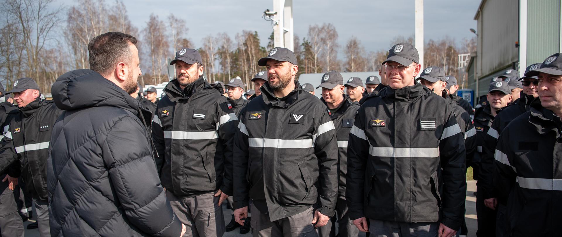wicepremier Władysław Kosiniak-Kamysz podczas spotkania z żołnierzami z 32. Bazy Lotnictwa Taktycznego
