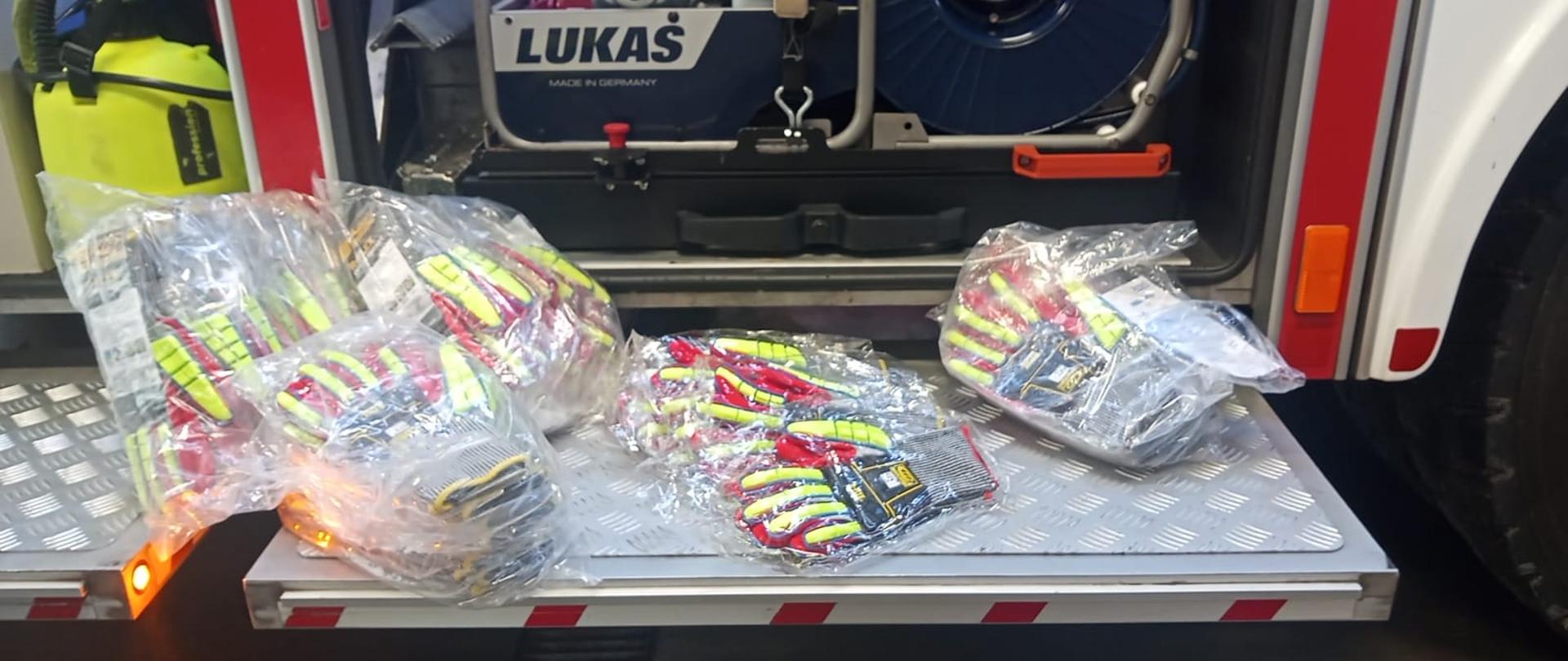 Rękawice techniczne na podeście samochodu ratowniczo-gaśniczego