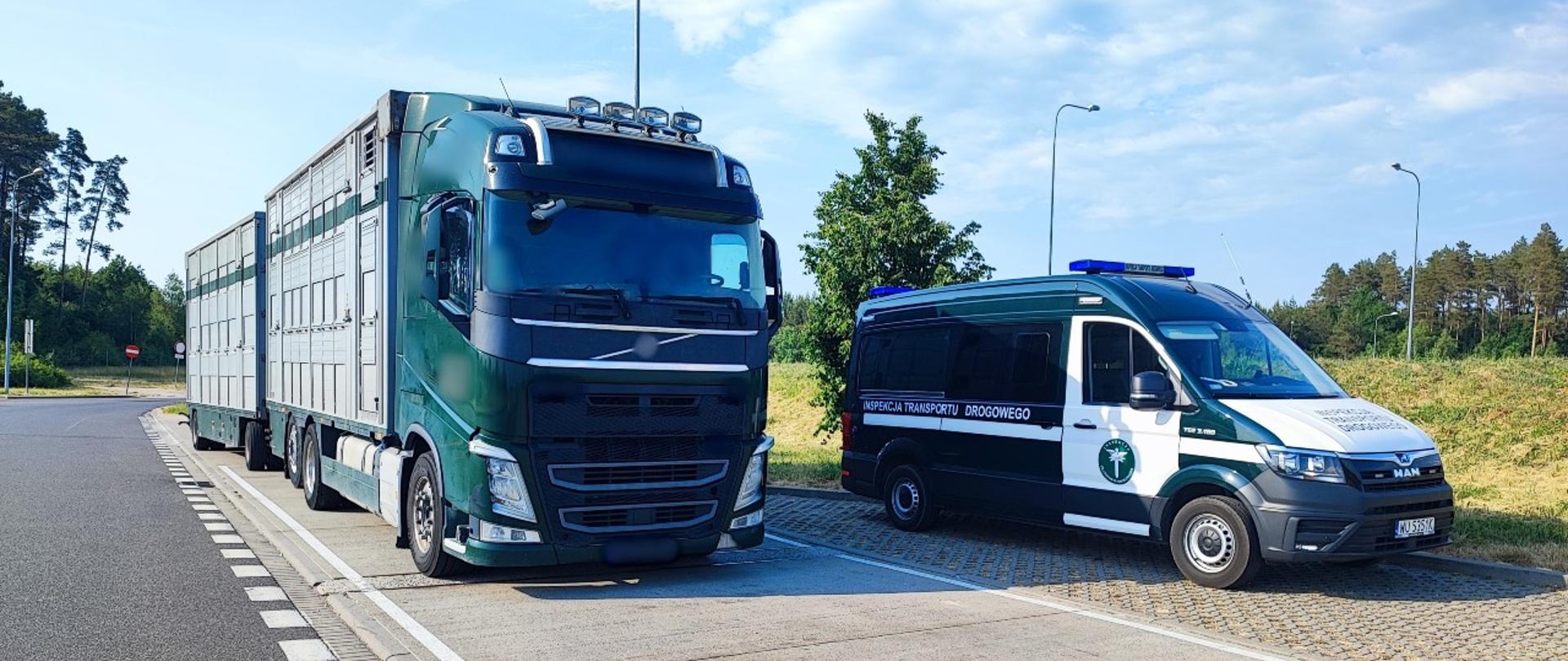 Od lewej: przód i lewy bok samochodu ciężarowego z podpiętą przyczepą. Zespół pojazdów przystosowany do przewozu żywych zwierząt jest pusty i stoi w zatoce kontrolnej przy ekspresowej „trójce”. Obok kontrolowanej ciężarówki stoi oznakowany furgon zachodniopomorskiej Inspekcji Transportu Drogowego.