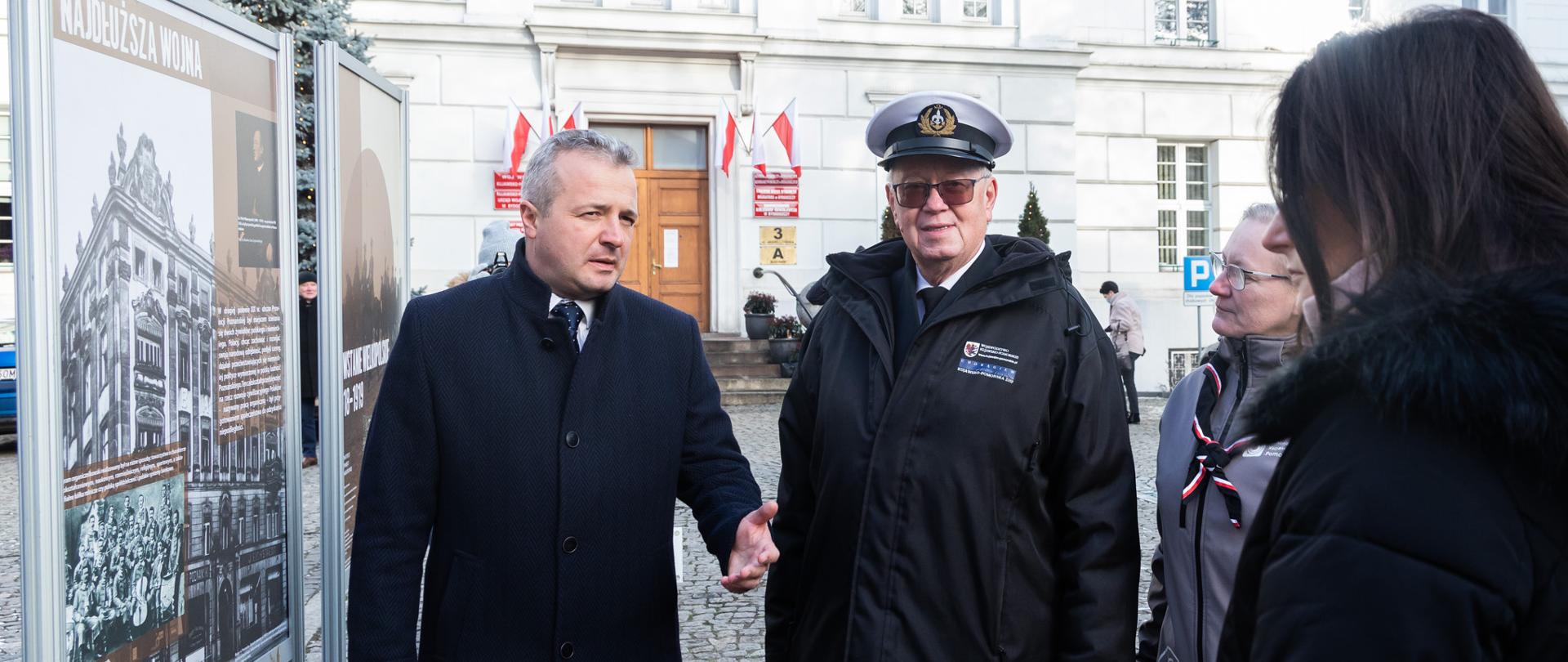 Wojewoda podczas otwarcia wystawy poświęconej Powstaniu Wielkopolskiemu