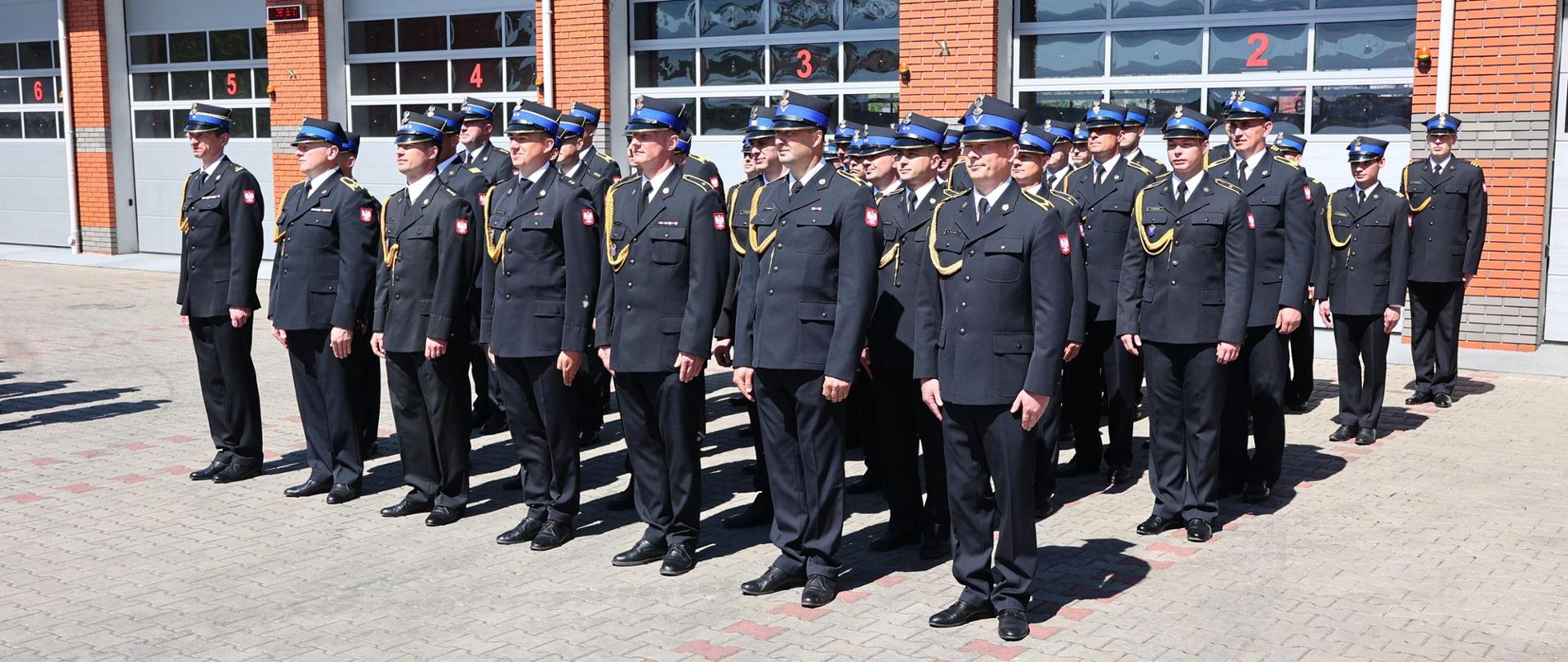Na zdjęciu pododdział wyróżnionych i awansowanych strażaków ubrany w mundury wyjściowe.