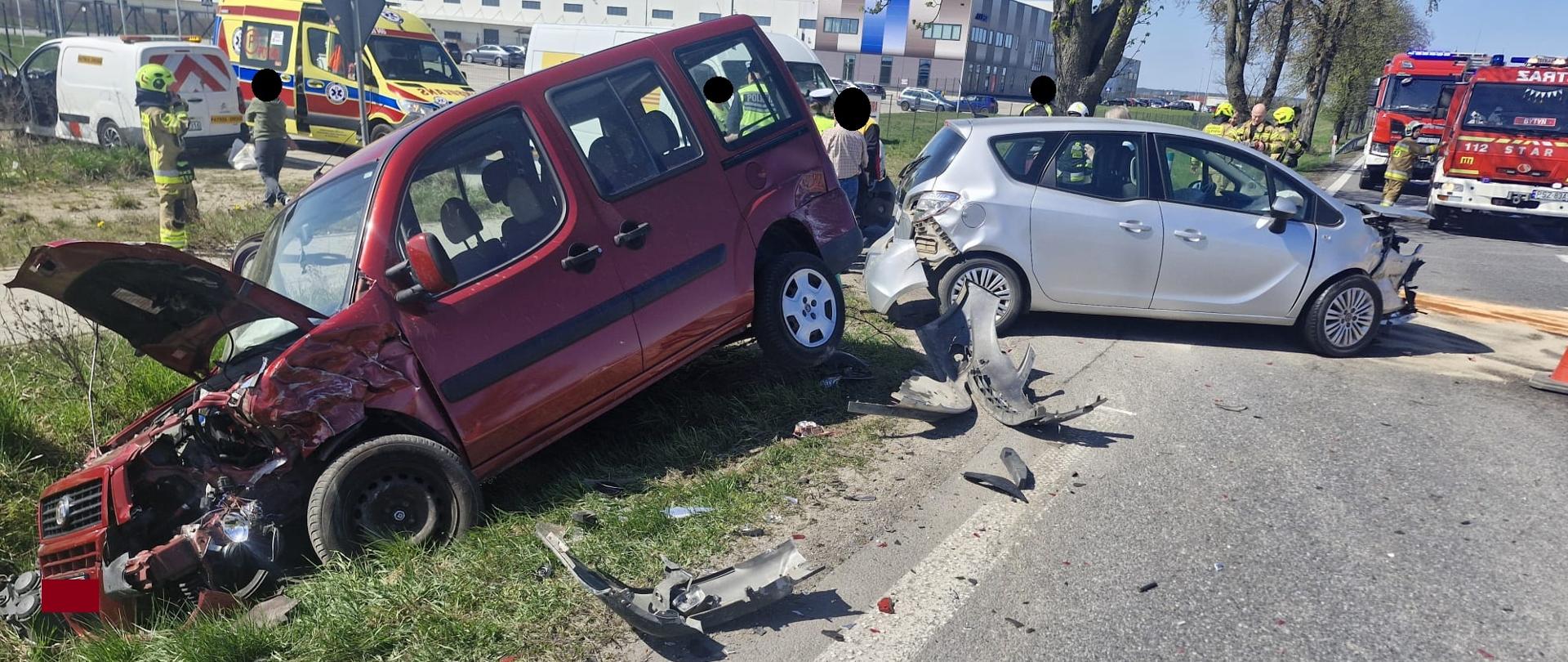 Uszkodzony samochód na drodze, drugi na poboczu