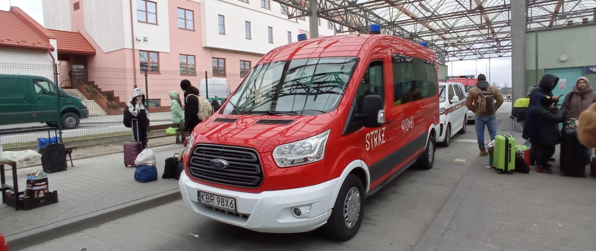 Samochód PSP Brzesko podczas transportu obywateli Ukrainy